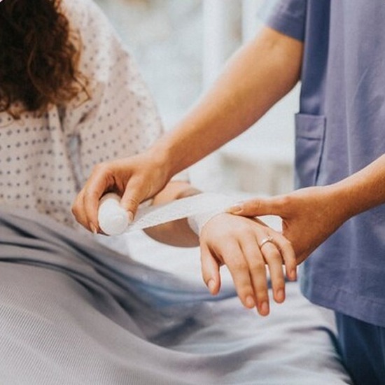 จัดส่งผู้ดูแลผู้สูงอายุ ตามบ้านและโรงพยาบาล บริการคุณภาพ - ศูนย์ส่งคนดูแลผู้สูงอายุ ผู้ป่วย-หิรัญรักบริบาล