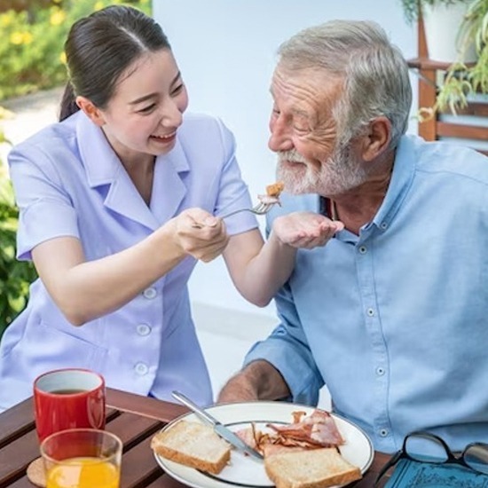 บริการ Caregiver ดูแลผู้สูงอายุ ถึงบ้าน ใส่ใจทุกช่วงชีวิต