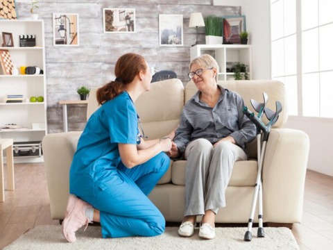 บริการจัดส่งคนดูแลผู้สูงอายุราคาประหยัด